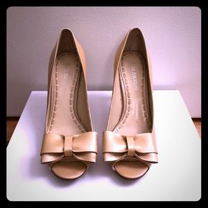 Peep toe pumps with bow